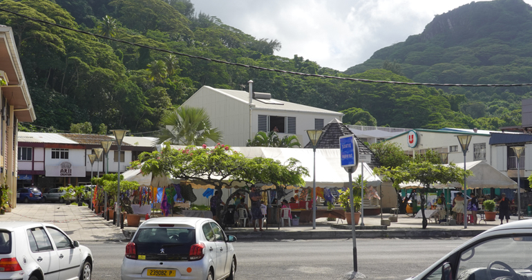 central-square-craft-market-and-stage.jp